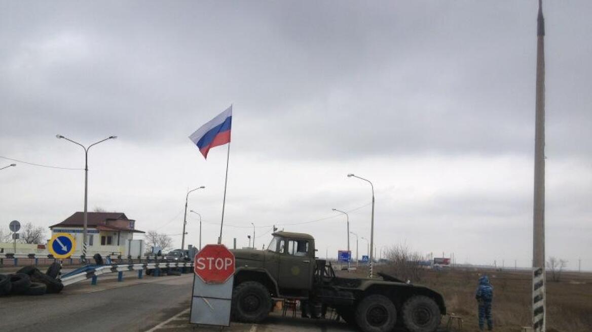 Ρωσική σημαία έχει υψωθεί στα σύνορα Κριμαίας - ουκρανικής ενδοχώρας